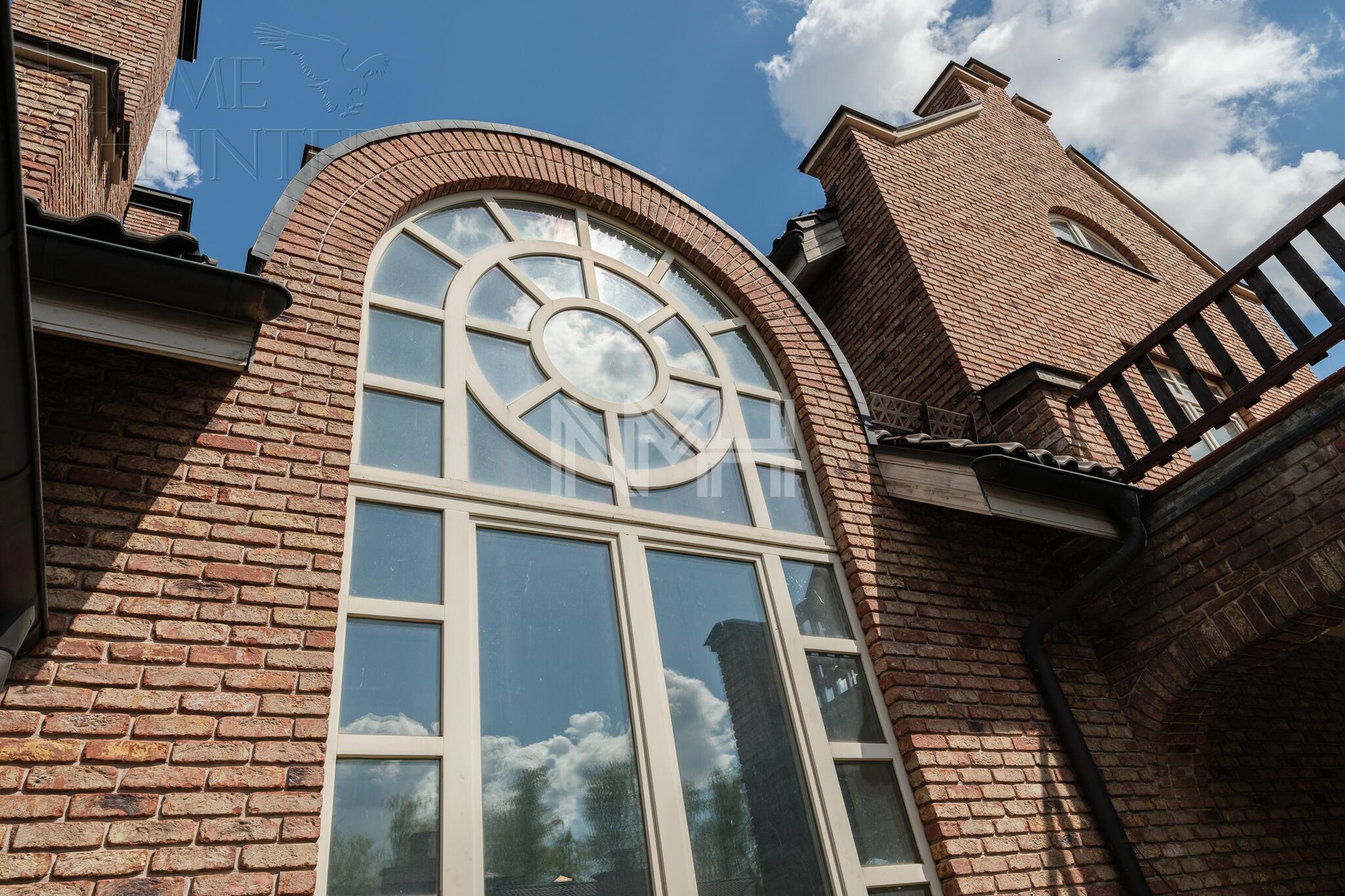 3-этажный коттедж 2 200 м² без отделки