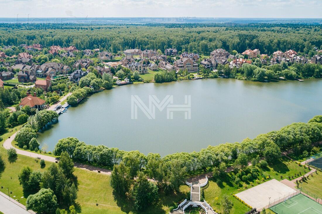 3-этажный коттедж 2 200 м² без отделки