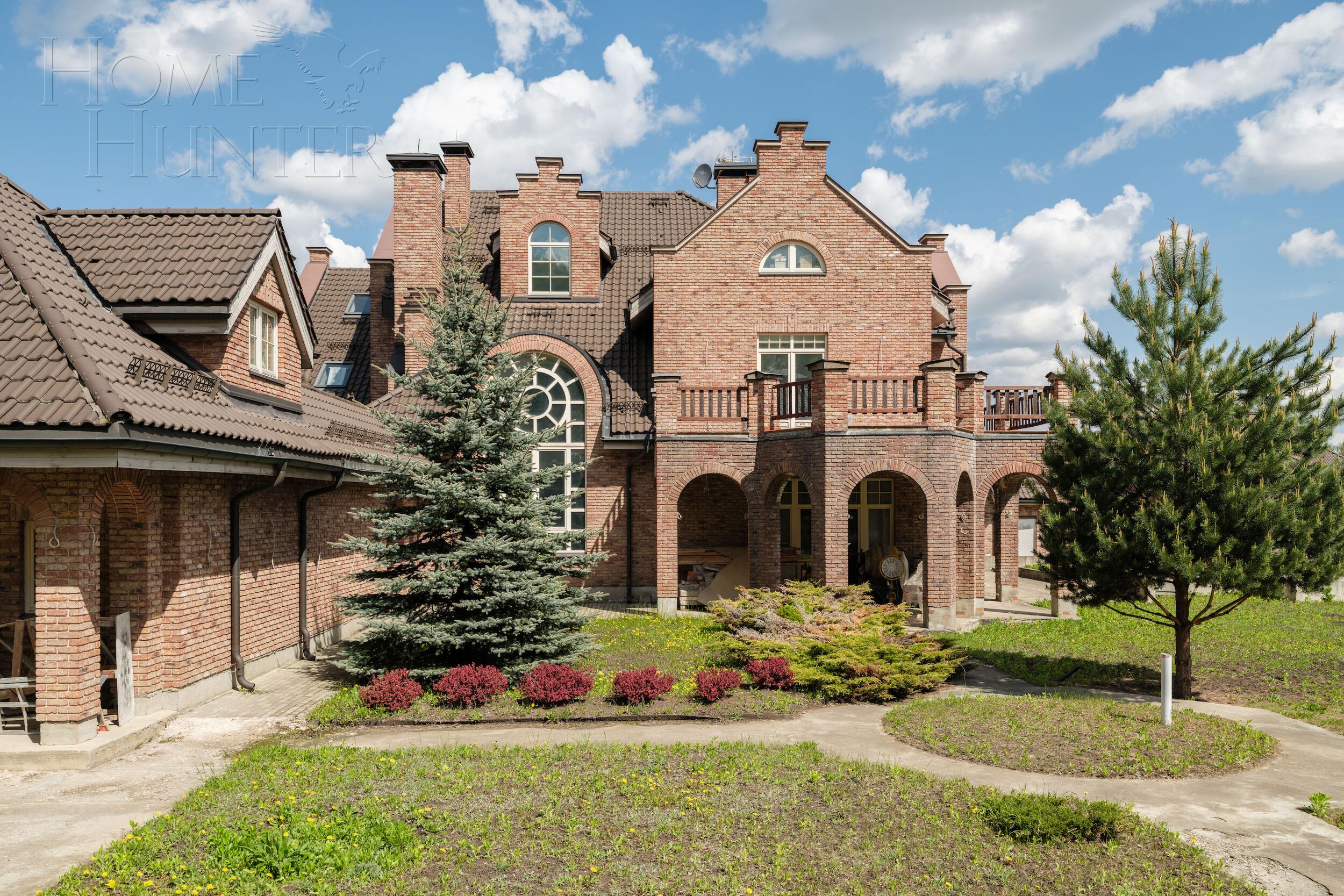 3-этажный коттедж 2 200 м² без отделки