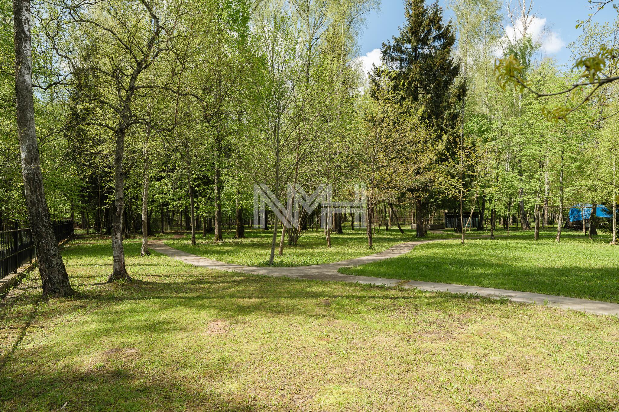 3-этажный коттедж 2 200 м² без отделки