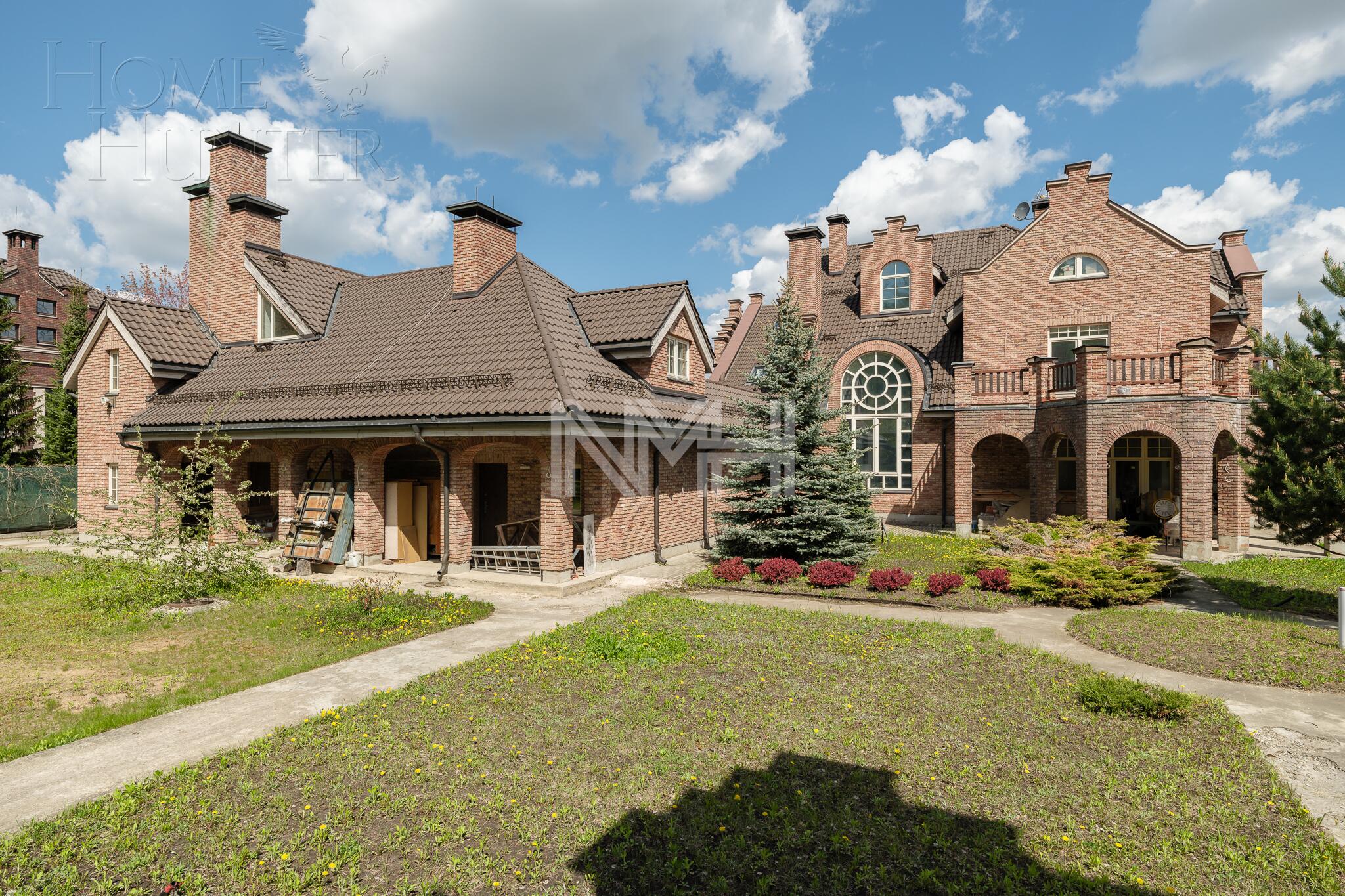 3-этажный коттедж 2 200 м² без отделки