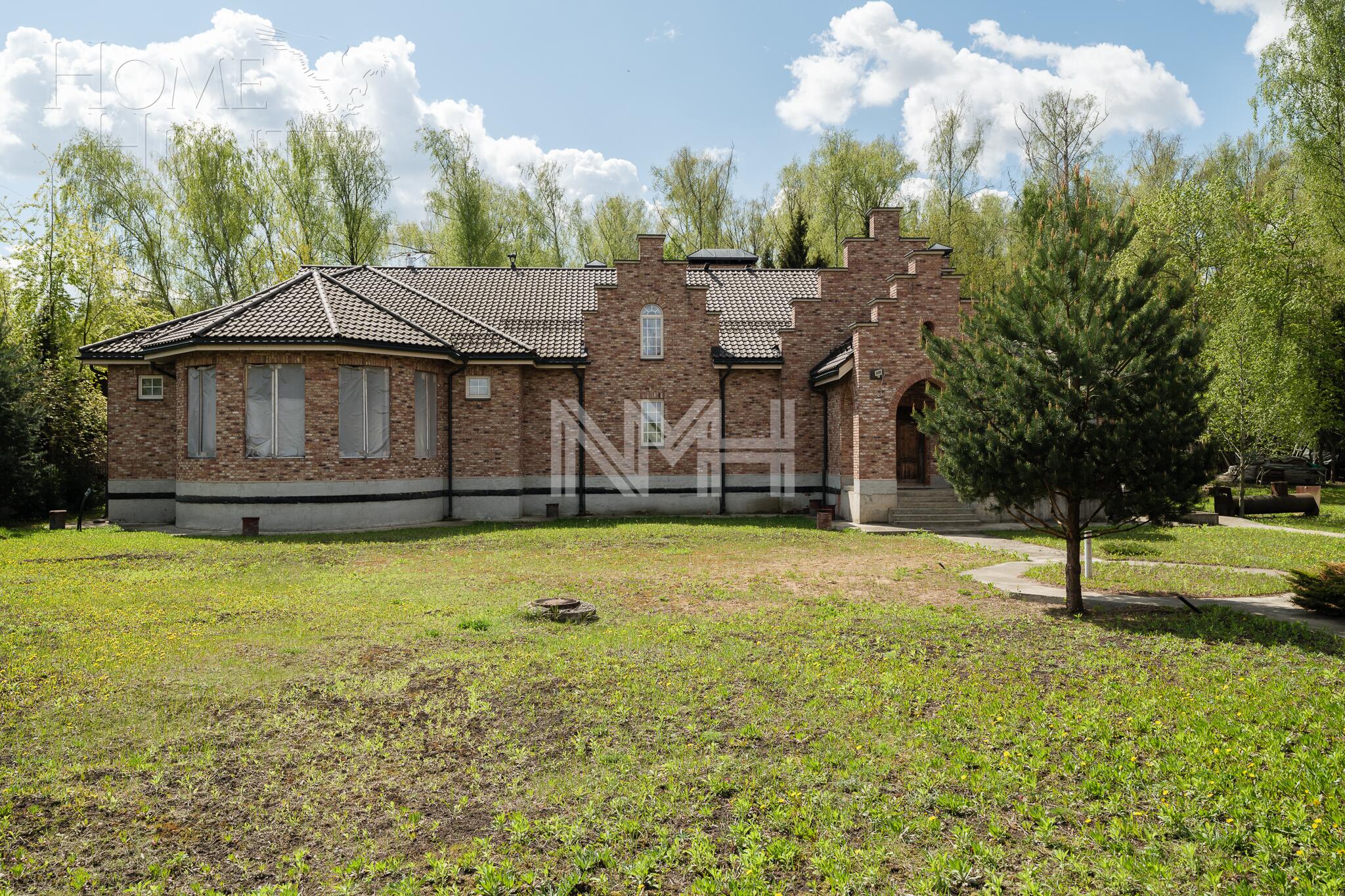 3-этажный коттедж 2 200 м² без отделки