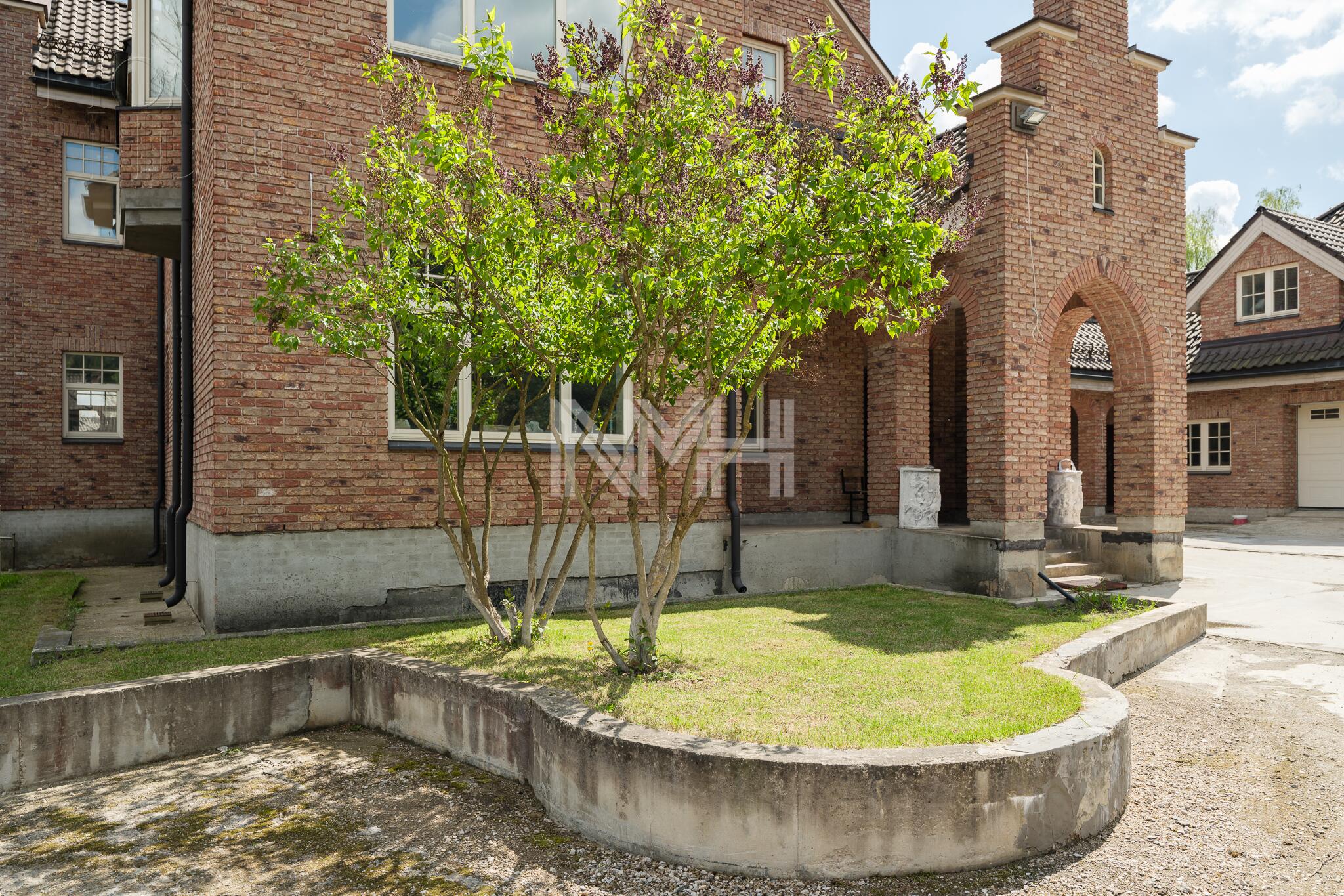 3-этажный коттедж 2 200 м² без отделки