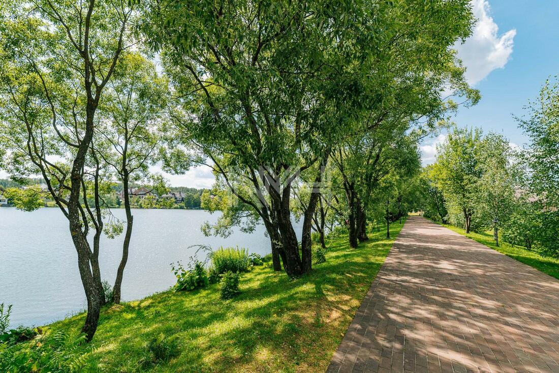 3-этажный коттедж 2 200 м² без отделки