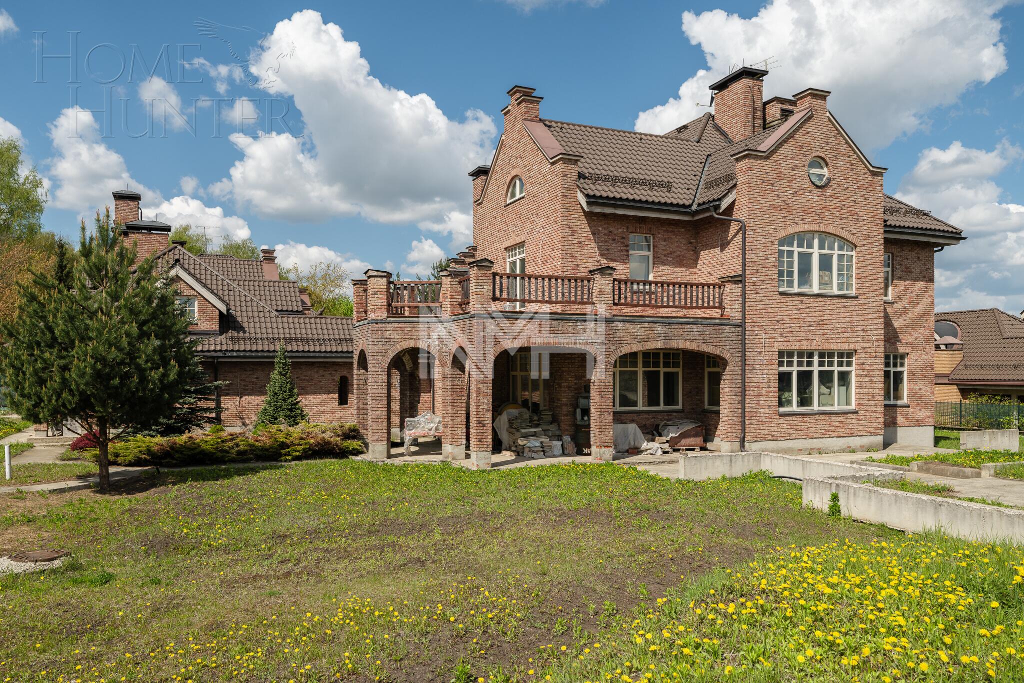 3-этажный коттедж 2 200 м² без отделки