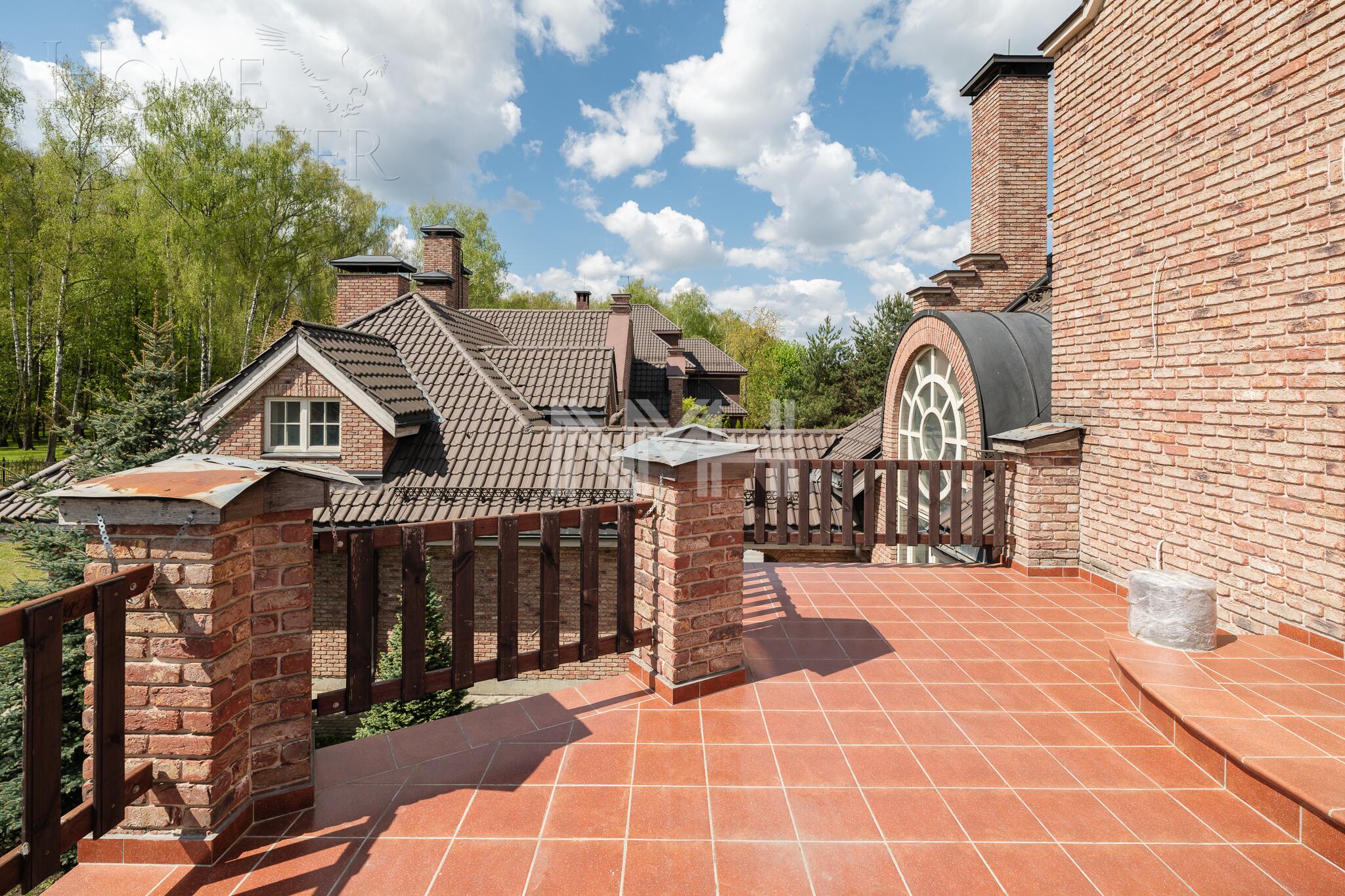 3-этажный коттедж 2 200 м² без отделки