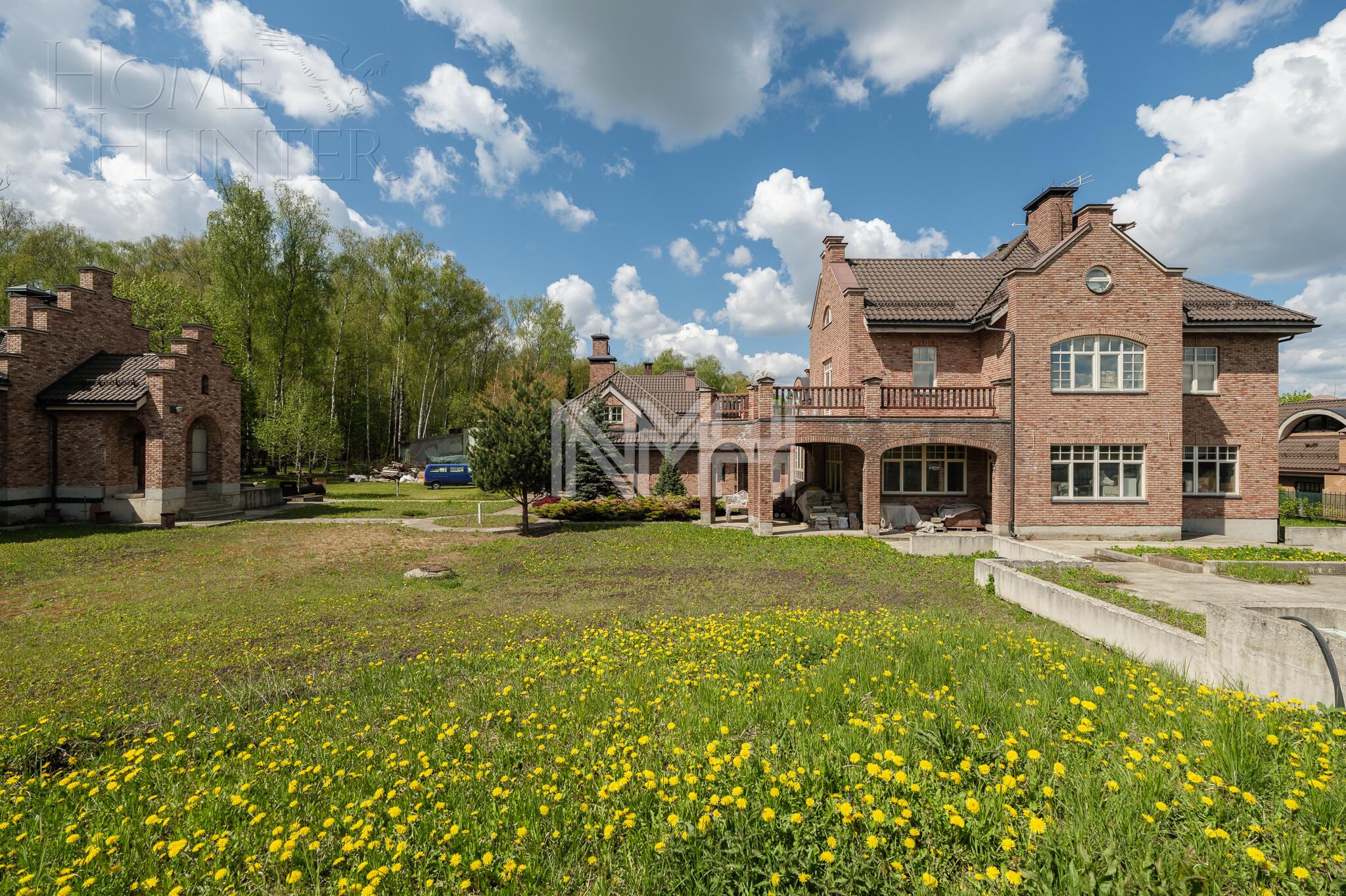 3-этажный коттедж 2 200 м² без отделки