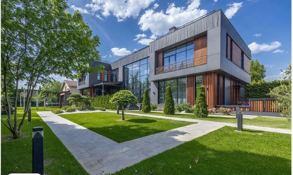 3-этажный коттедж 1 206 м² с отделкой