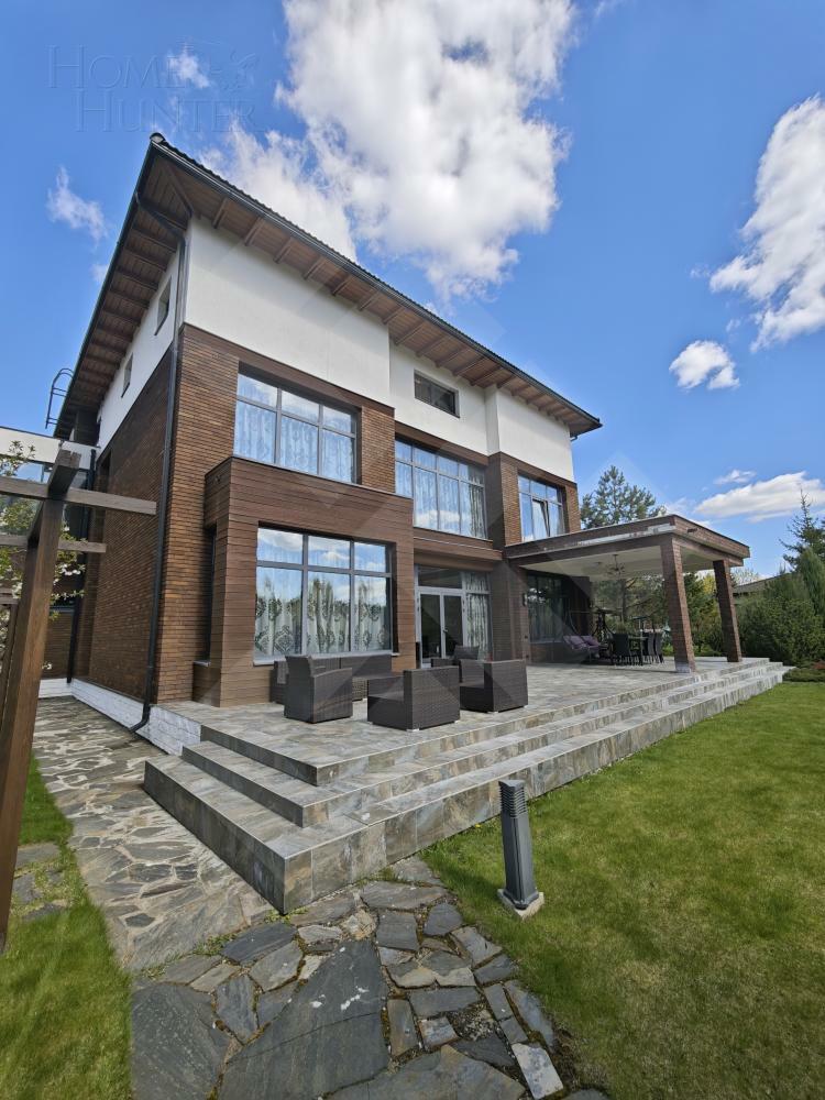 3-этажный коттедж 900 м² с отделкой