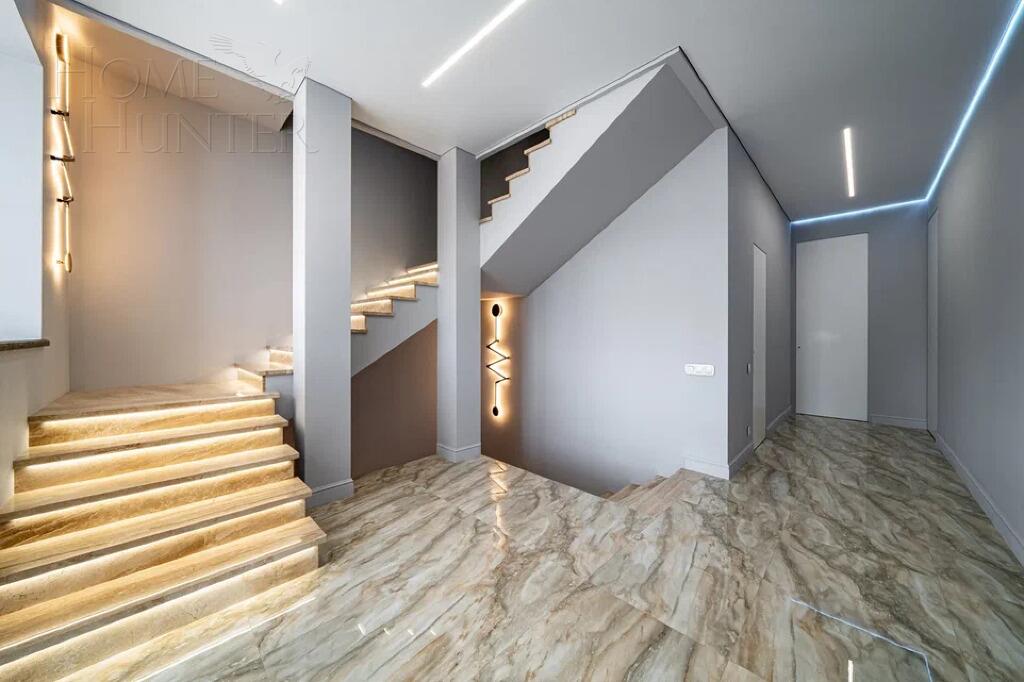 3-этажный коттедж 1 141 м² с отделкой