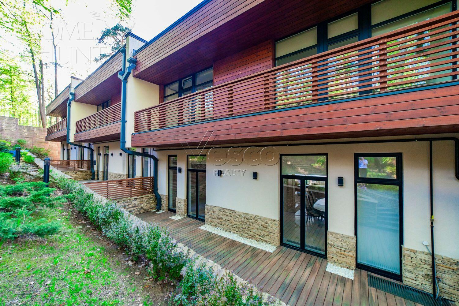 3-этажный таунхаус 340 м² с отделкой