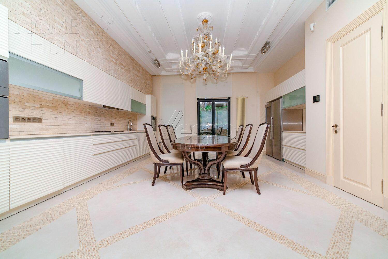 3-этажный таунхаус 340 м² с отделкой