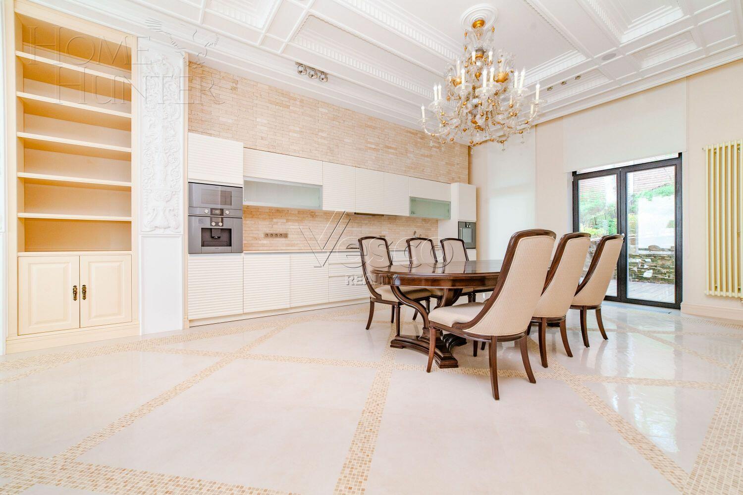 3-этажный таунхаус 340 м² с отделкой