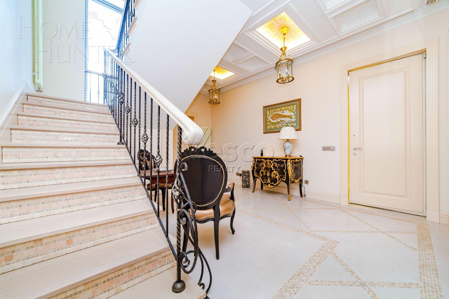 3-этажный таунхаус 340 м² с отделкой