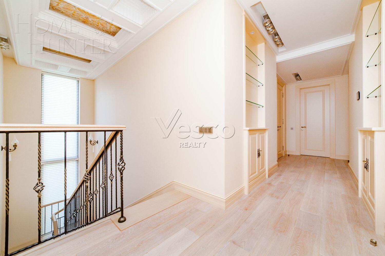 3-этажный таунхаус 340 м² с отделкой