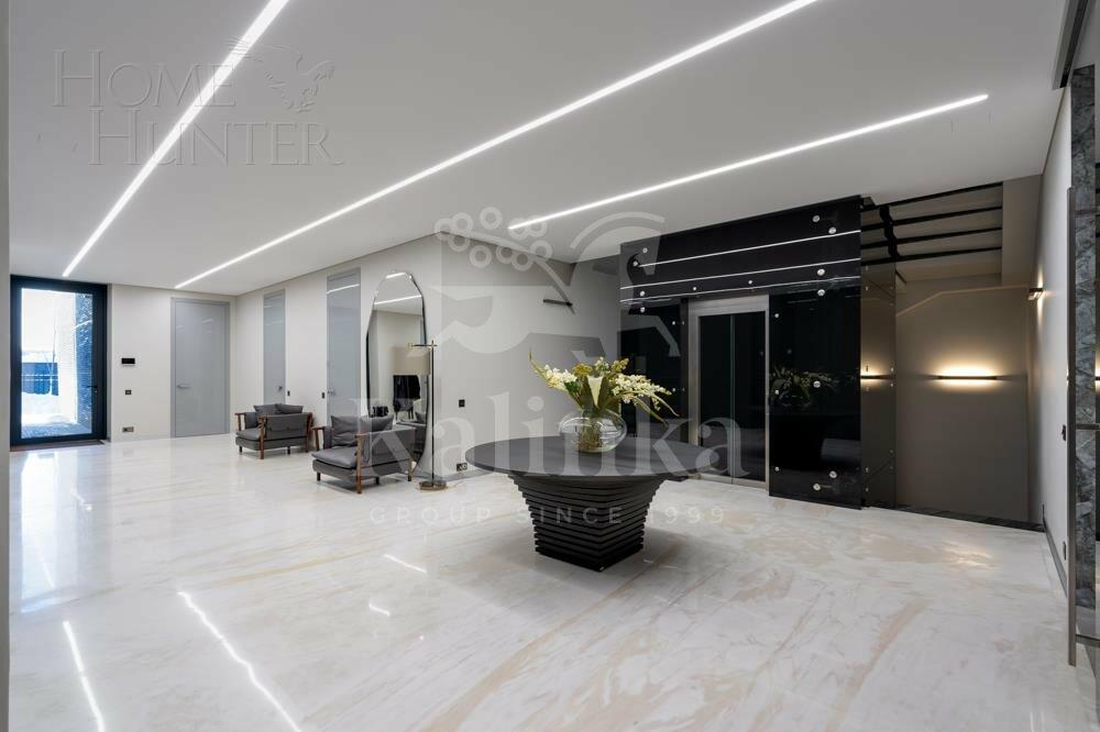 3-этажный коттедж 2 600 м² с отделкой