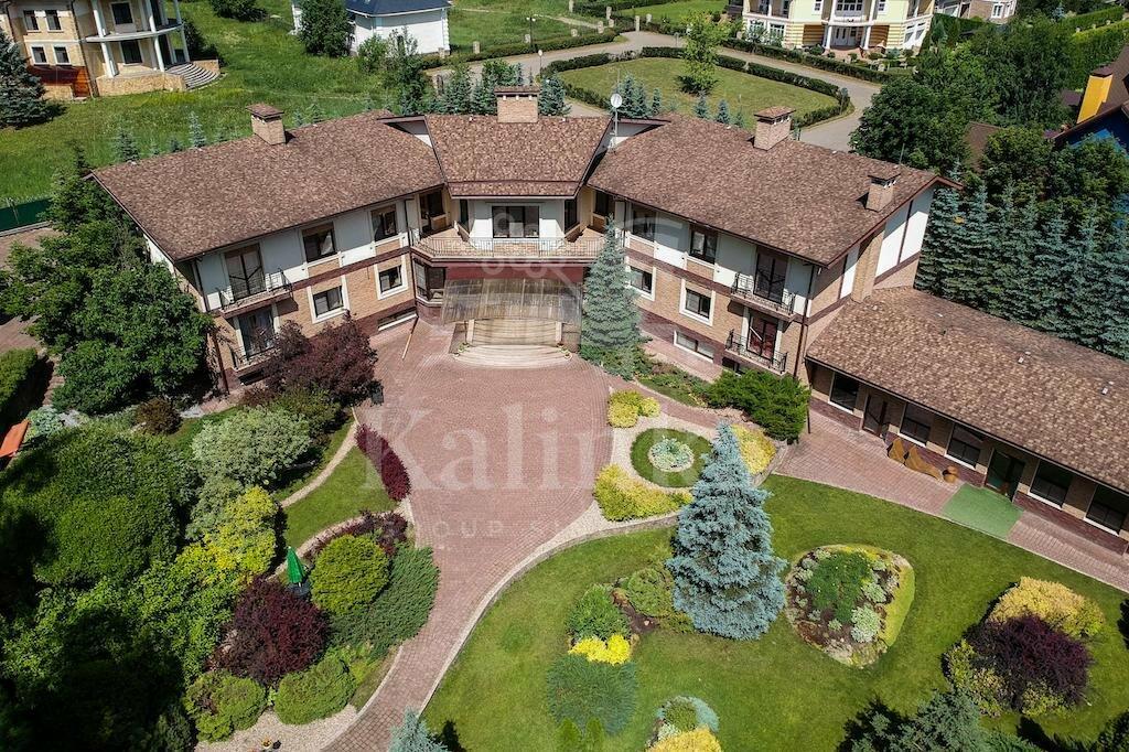 2-этажный коттедж 2 000 м² с отделкой