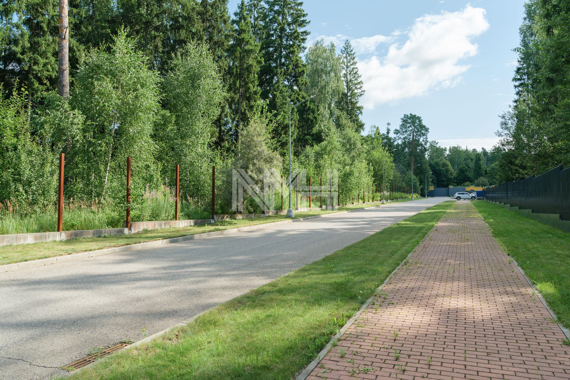 Участок 102.3 сот. в охраняемом поселке