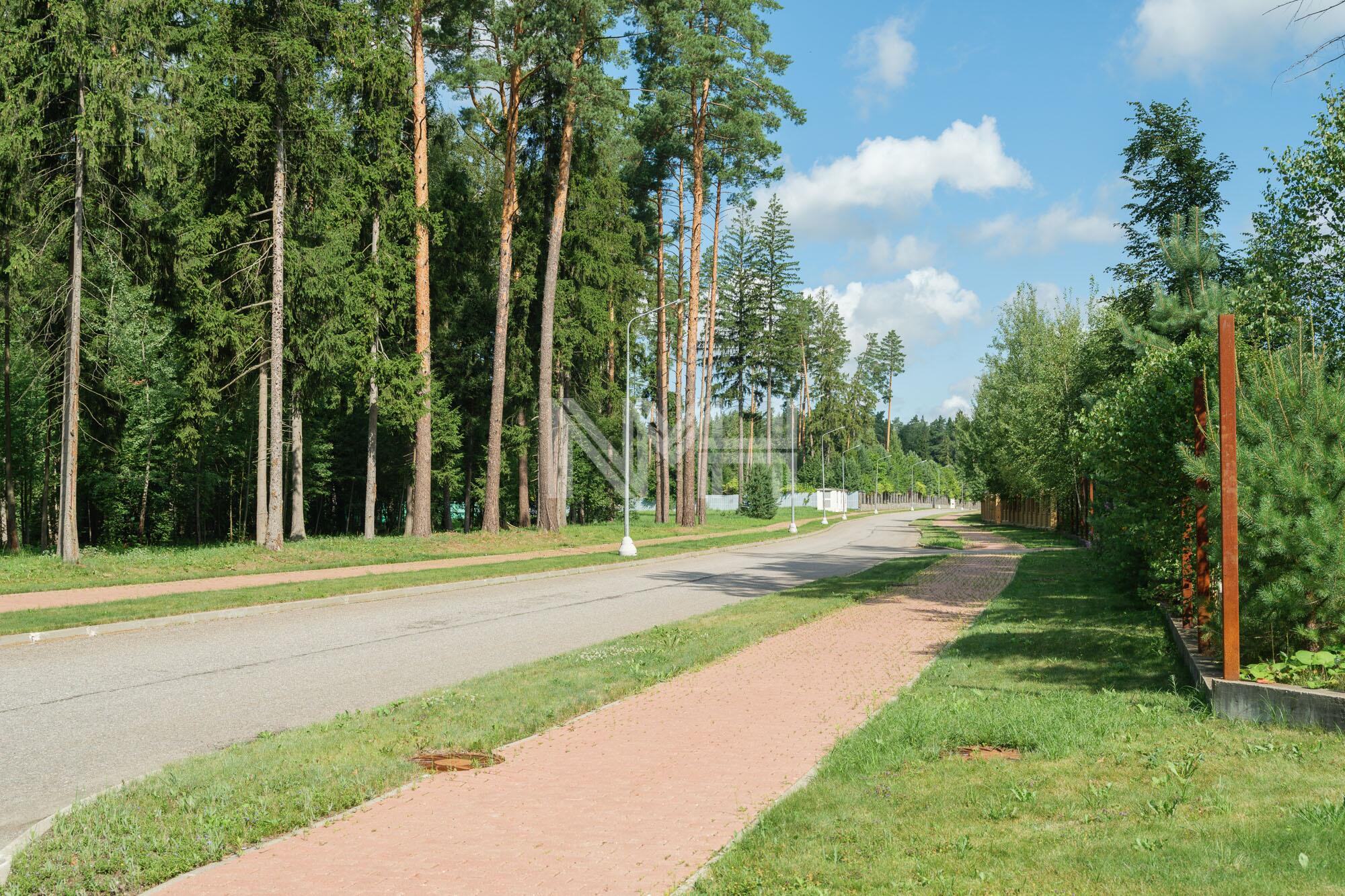 Участок 102.3 сот. в охраняемом поселке