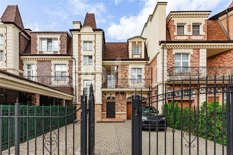 3-этажный таунхаус 300 м² с отделкой