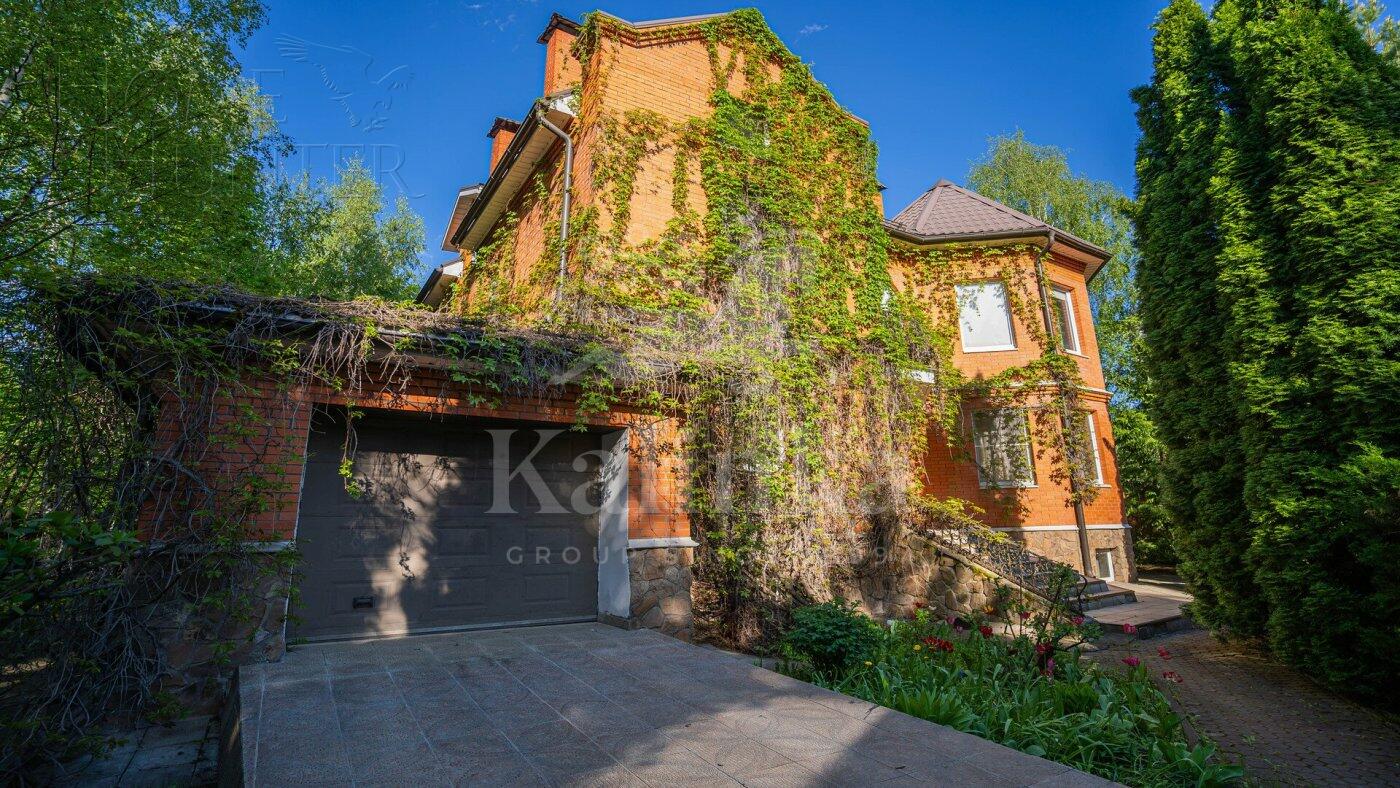 3-этажный коттедж 350 м² с отделкой