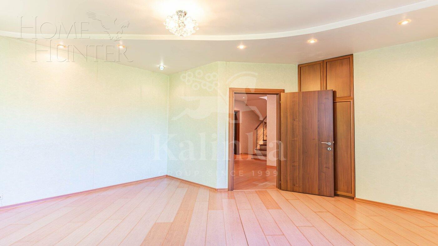 3-этажный коттедж 350 м² с отделкой