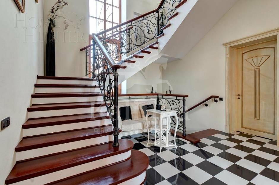 2-этажный коттедж 1 300 м² с отделкой