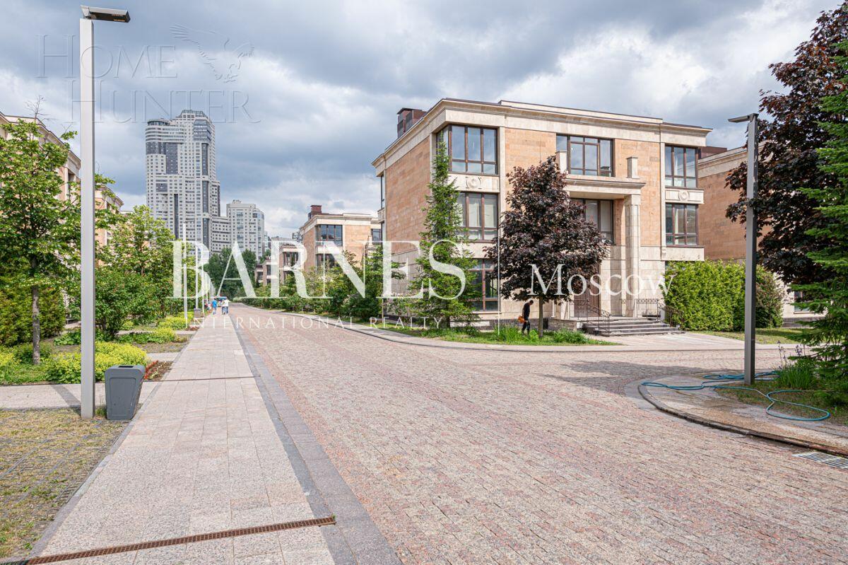 4-УРОВНЕВЫЙ ОСОБНЯК БЕЗ ОТДЕЛКИ 840 М² НА 1 ЭТАЖЕ