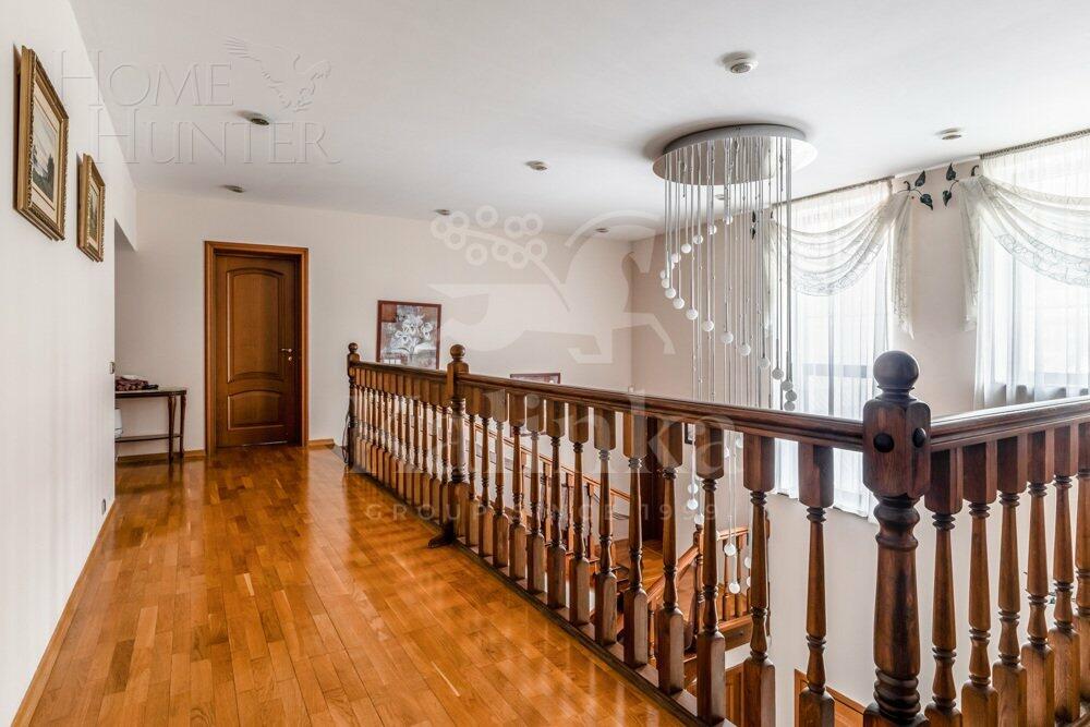 3-этажный коттедж 1 233 м² с отделкой