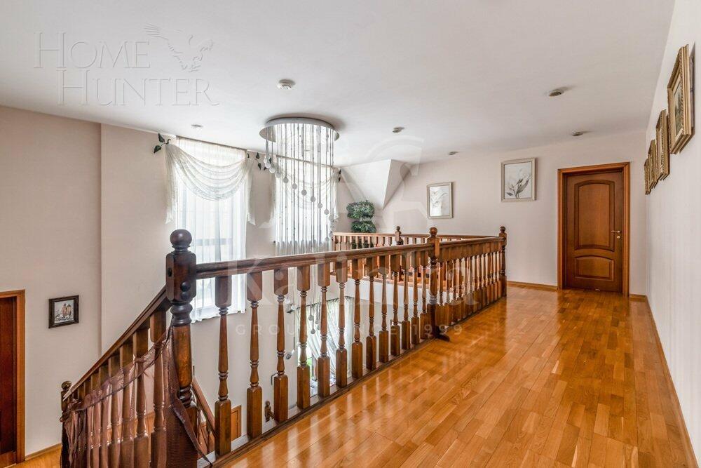 3-этажный коттедж 1 233 м² с отделкой