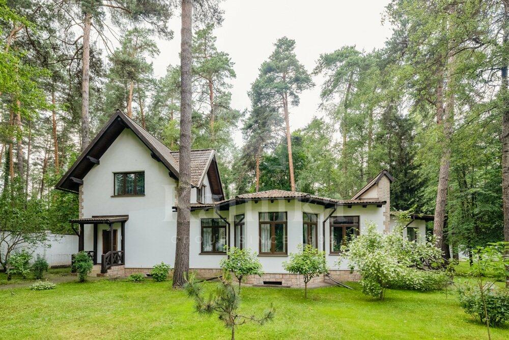 3-этажный коттедж 1 233 м² с отделкой