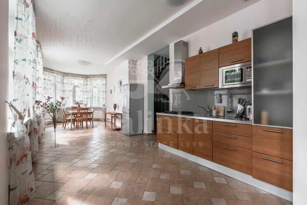 3-этажный коттедж 1 233 м² с отделкой