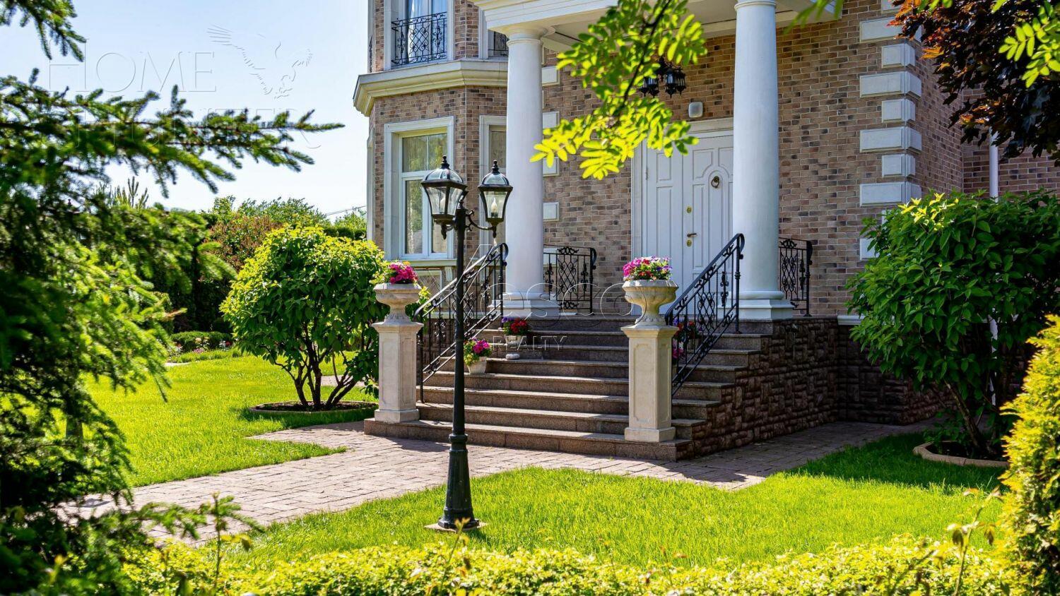 3-этажный коттедж 580 м² с отделкой