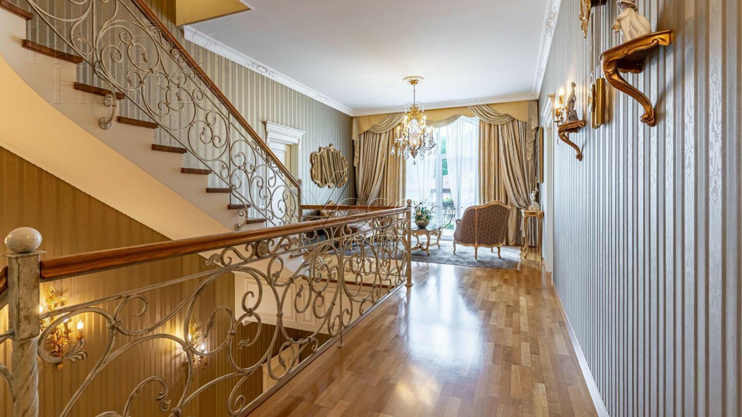 3-этажный коттедж 580 м² с отделкой