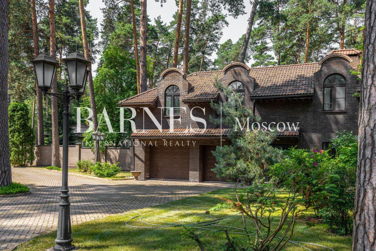 2-этажный коттедж 1 400 м² с отделкой