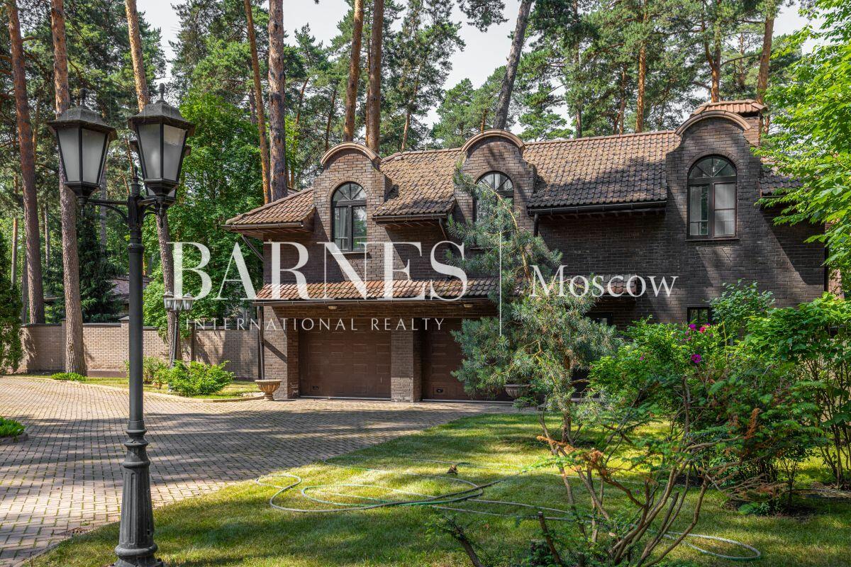 2-этажный коттедж 1 400 м² с отделкой