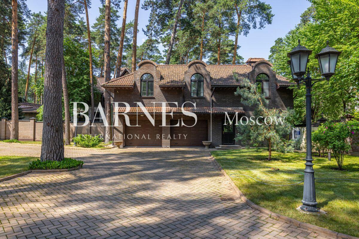 2-этажный коттедж 1 400 м² с отделкой