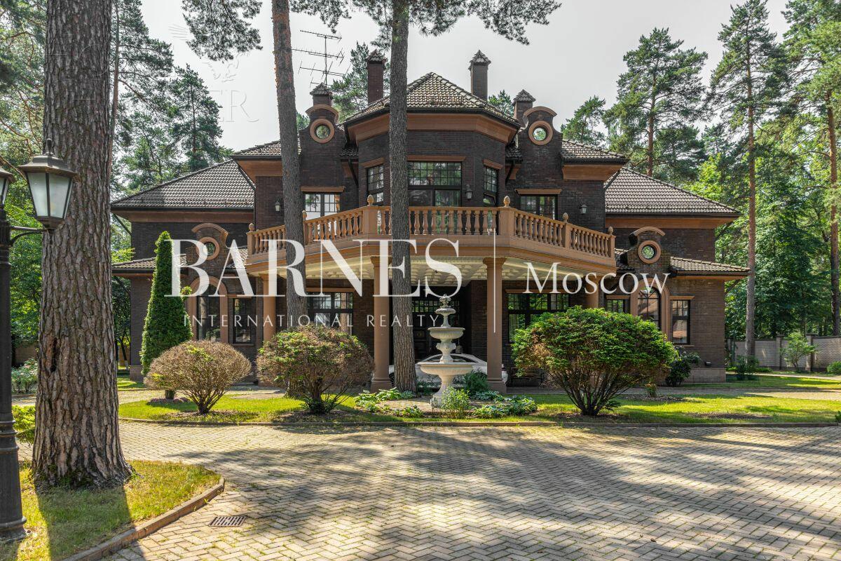 2-этажный коттедж 1 400 м² с отделкой