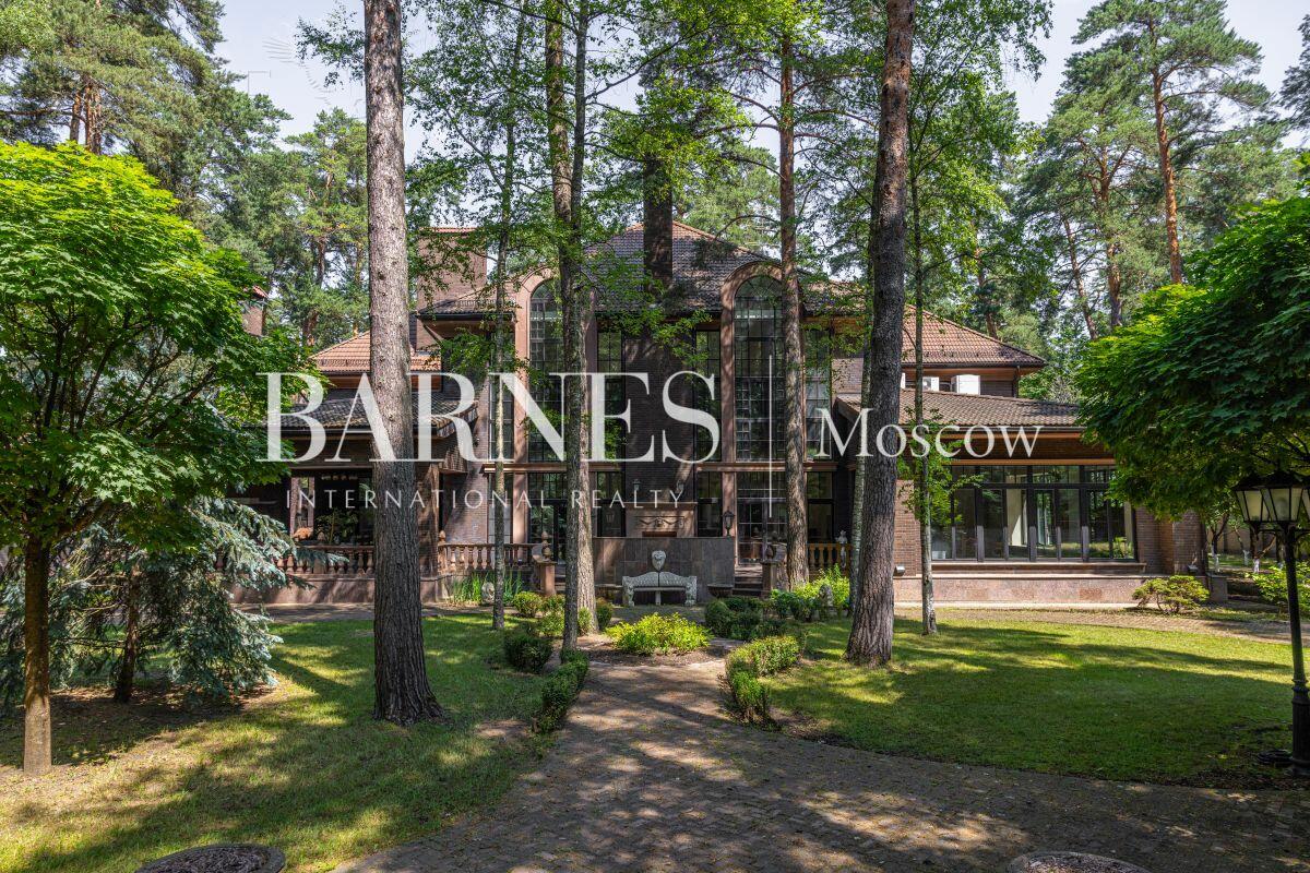 2-этажный коттедж 1 400 м² с отделкой