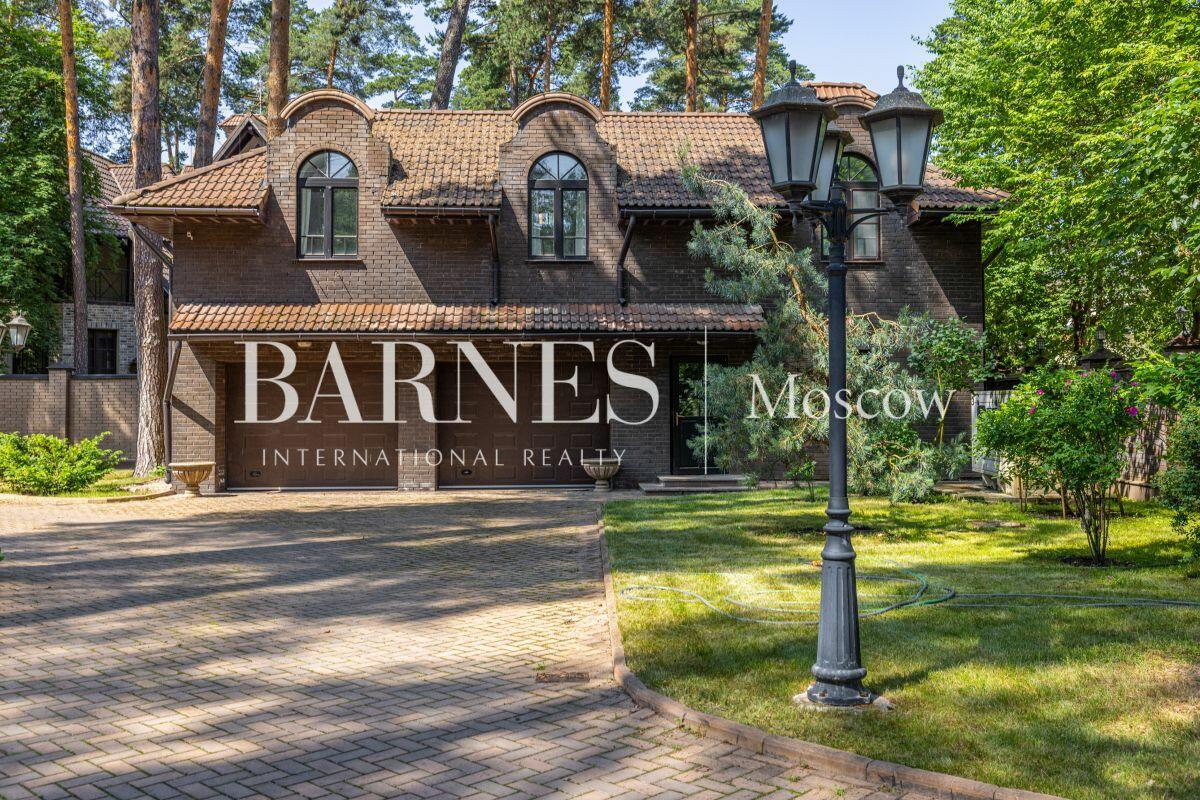 2-этажный коттедж 1 400 м² с отделкой