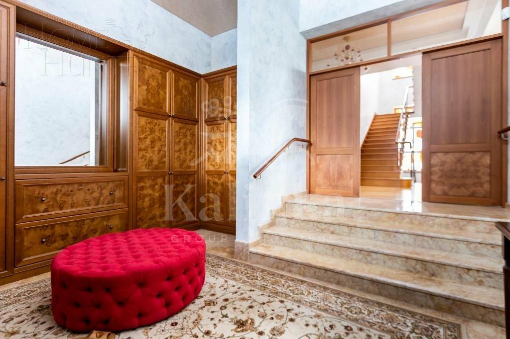 2-этажный коттедж 1 300 м² с отделкой