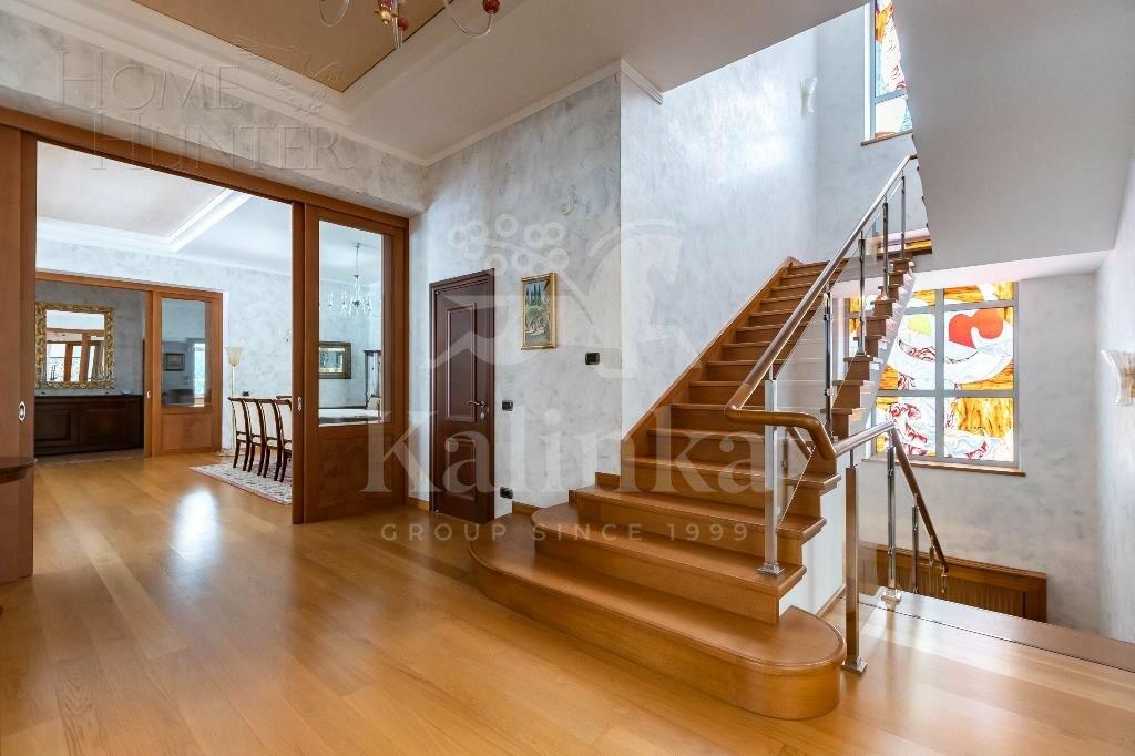 2-этажный коттедж 1 300 м² с отделкой