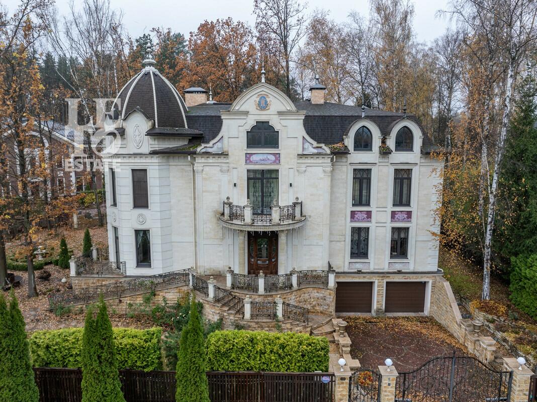 2-этажный коттедж 1 100 м² с отделкой