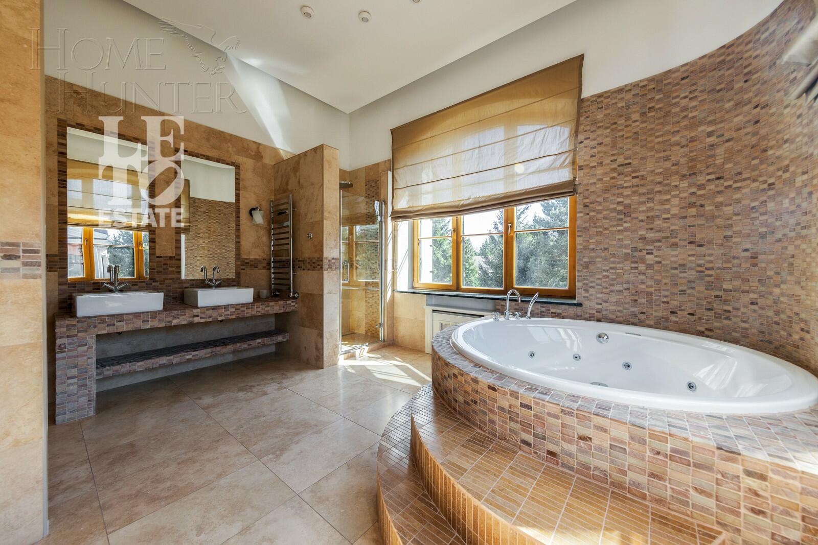 3-этажный коттедж 660 м² с отделкой