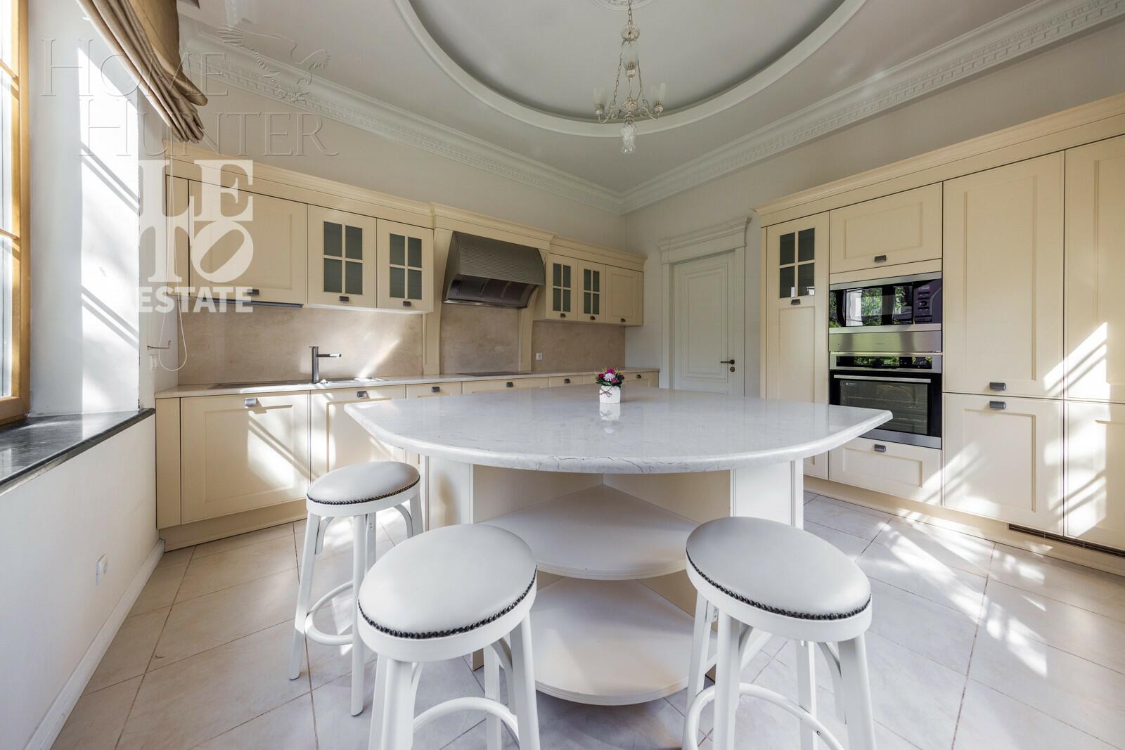 3-этажный коттедж 660 м² с отделкой