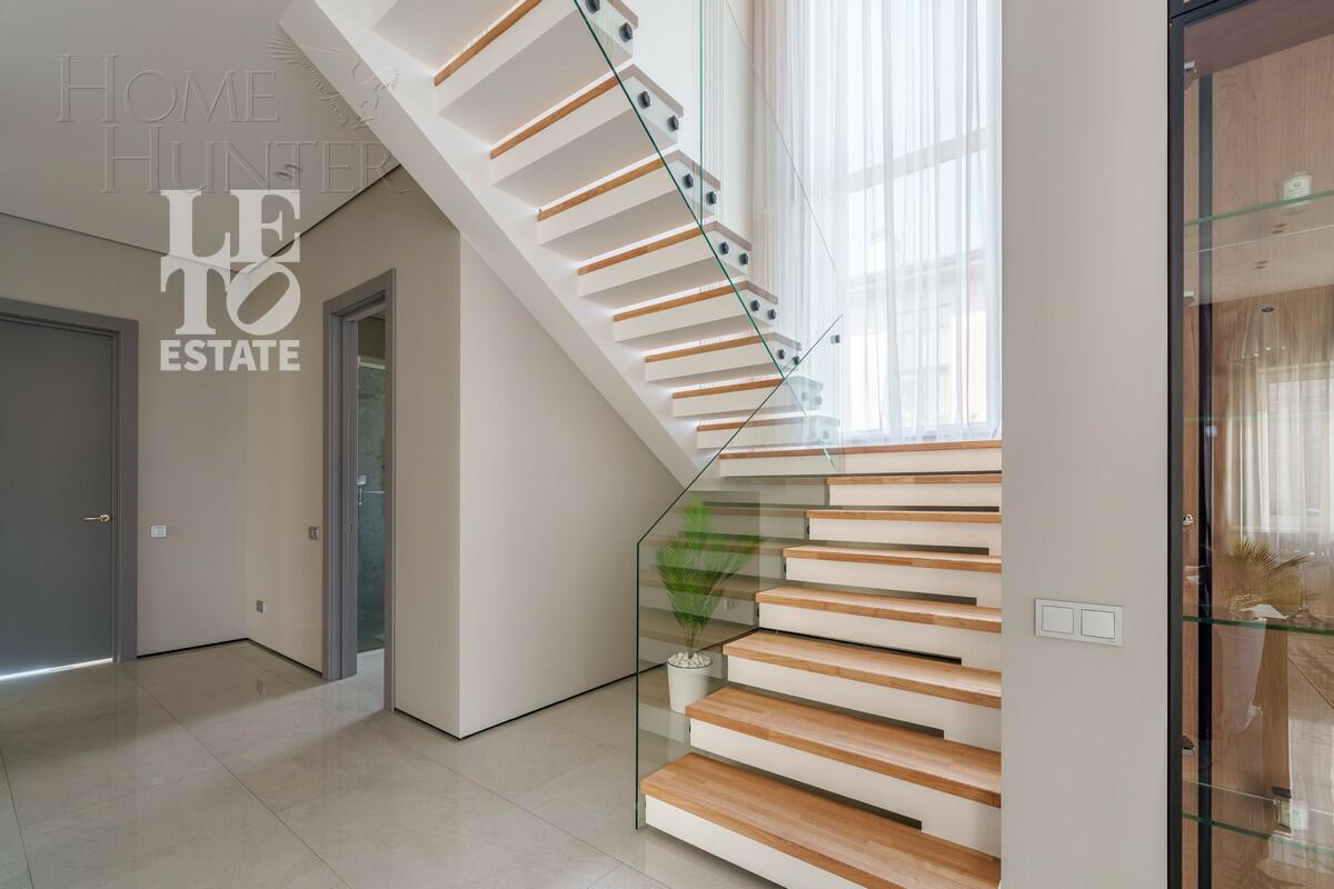 2-этажный коттедж 242.4 м² с отделкой