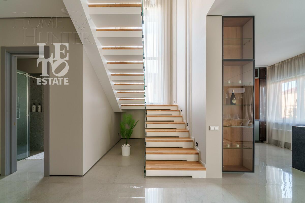 2-этажный коттедж 242.4 м² с отделкой