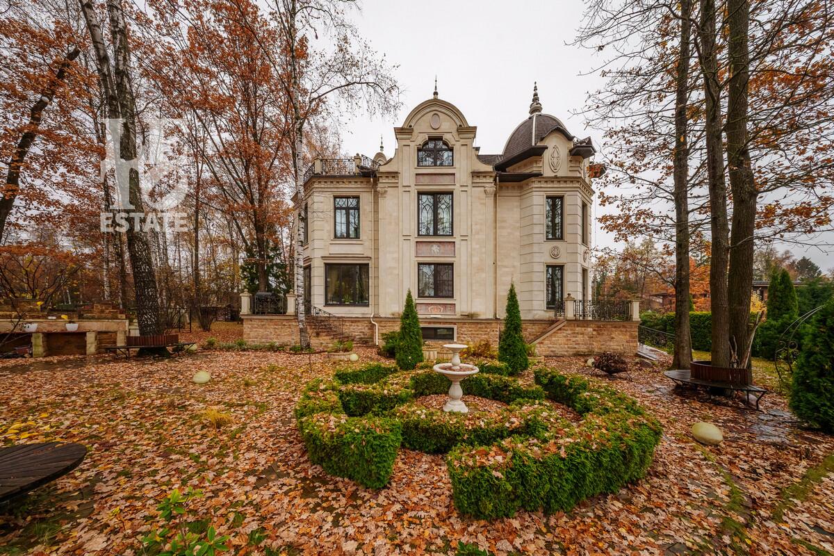 2-этажный коттедж 1 100 м² с отделкой