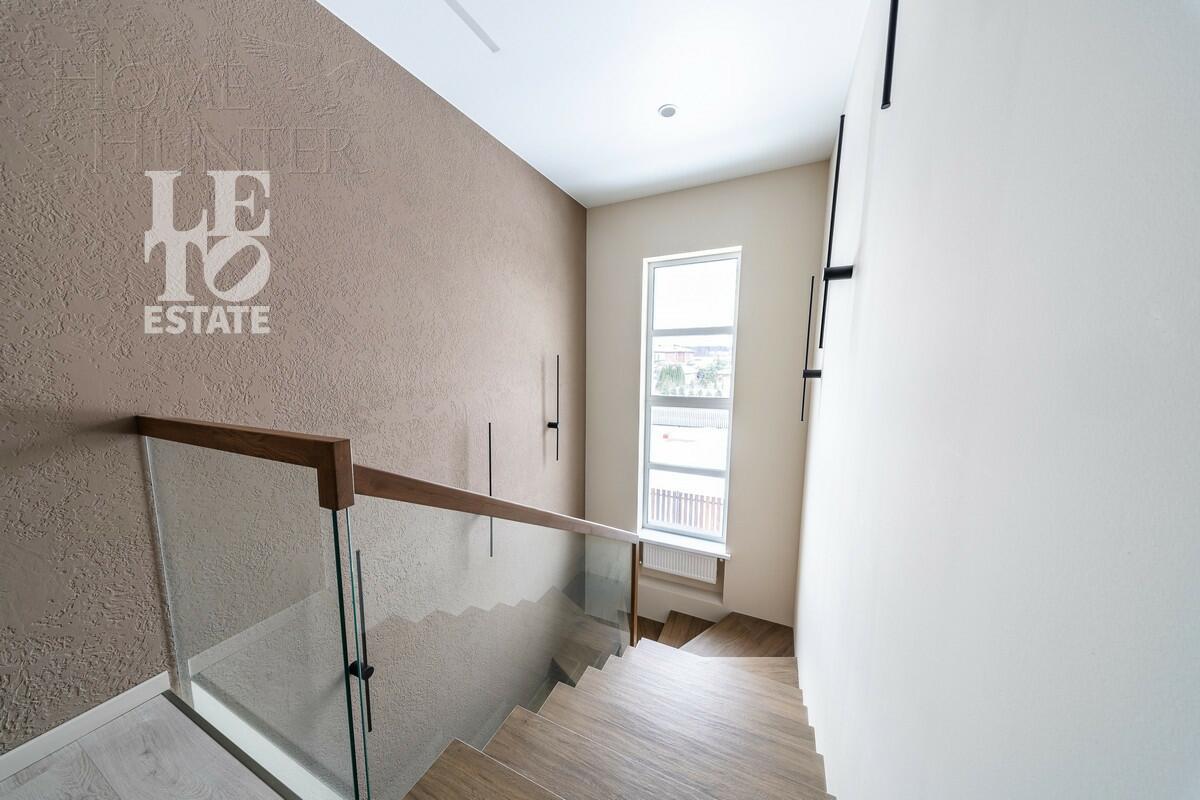 2-этажный коттедж 240 м² с отделкой