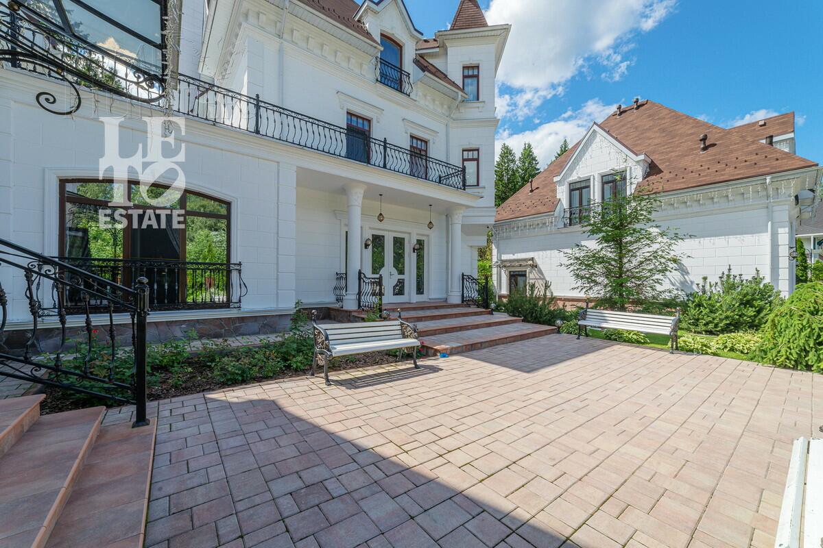 3-этажный коттедж 1 200 м² с отделкой